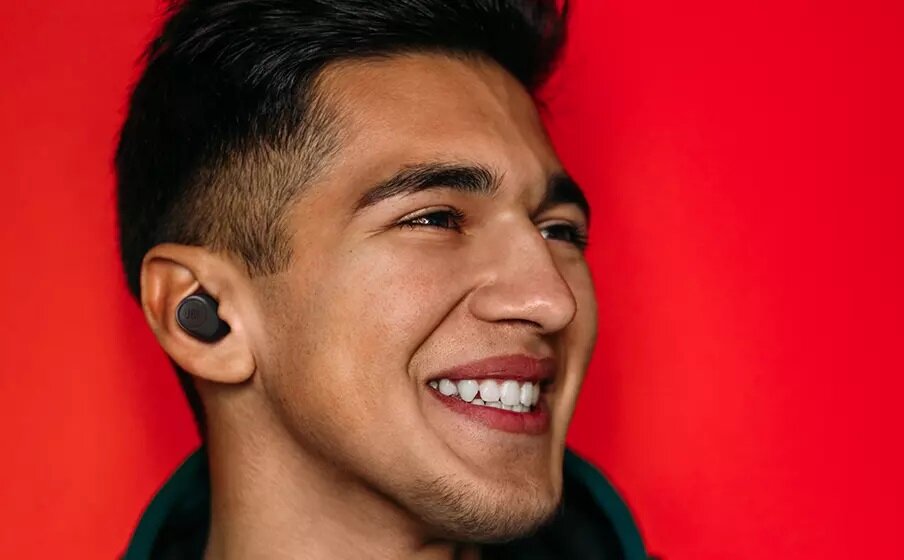 Słuchawki bezprzewodowe JBL Wave 100TWS widok na mężczyznę z czarną słuchawką w uchu