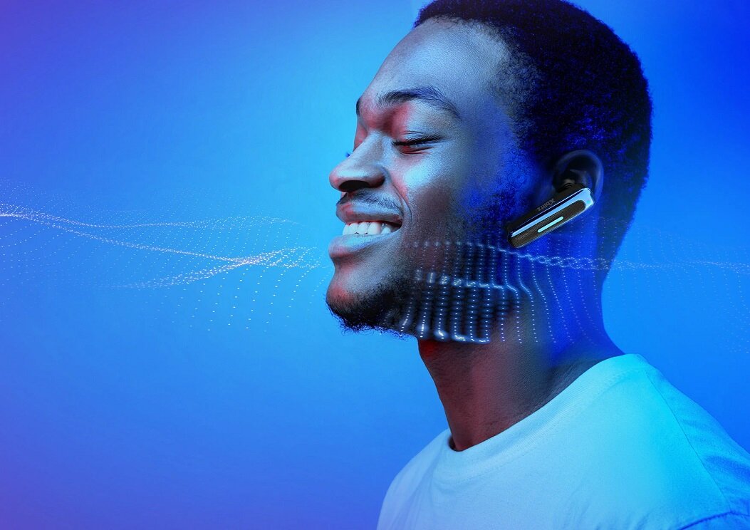 Zestaw słuchawkowy Xblitz Blue 200 założony przez mężczyznę