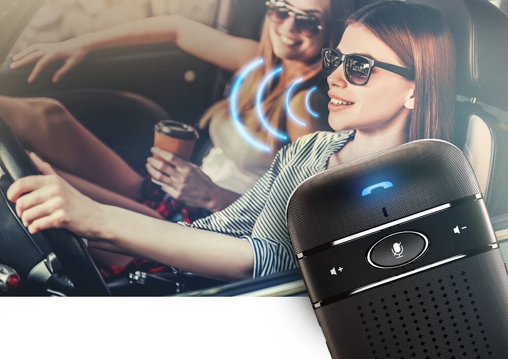 Zestaw głośnomówiący Xblitz X900 Pro widok na dwie kobiety w samochodzie oraz na zestaw głośnomówiący pod skosem w lewo