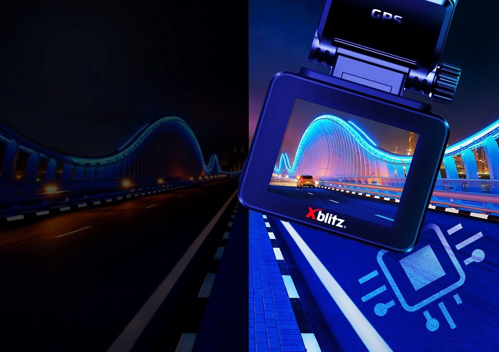 Wideorejestrator XBlitz Black 4K widok na ekran wideorejestratora pod skosem na tle drogi
