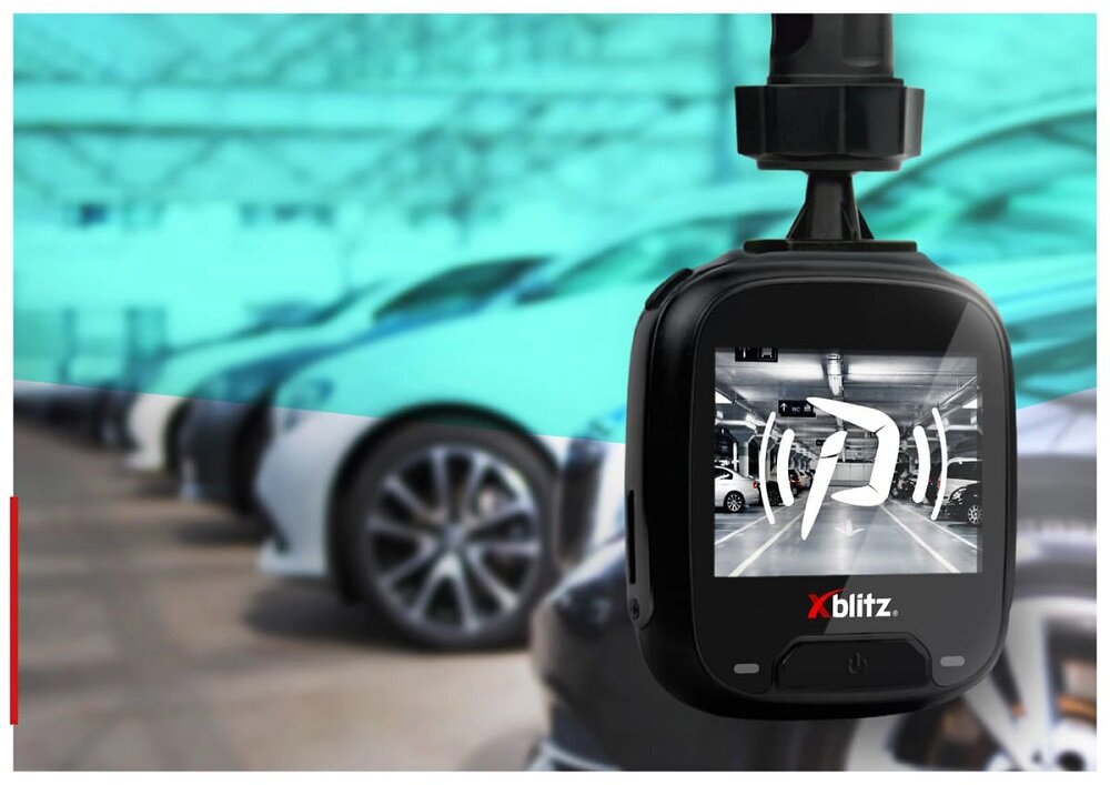Wideorejestrator Xblitz Z9 widok na ekran wideorejestratora na tle parkingu
