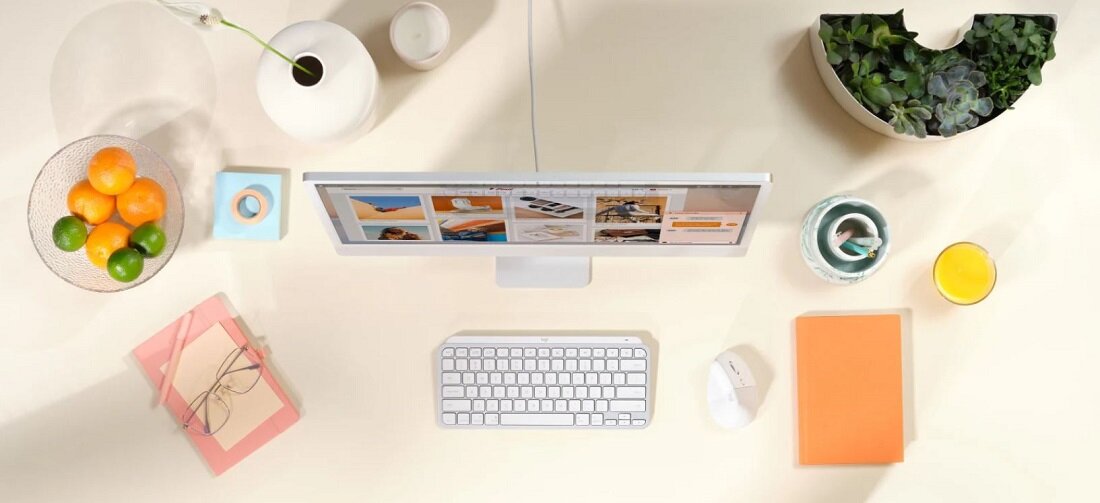 Mysz Logitech Lift for Mac biała myszka na biurku z komputerem - widok z góry