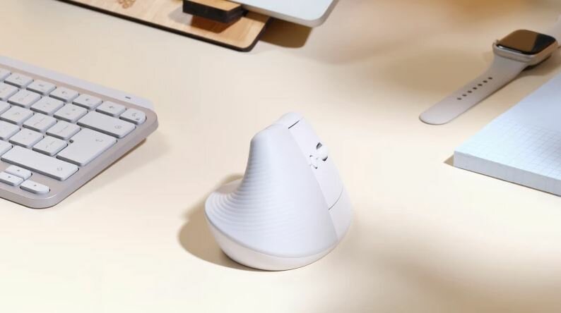 Mysz Logitech Lift for Mac biała myszka na biurku obok klawiatury