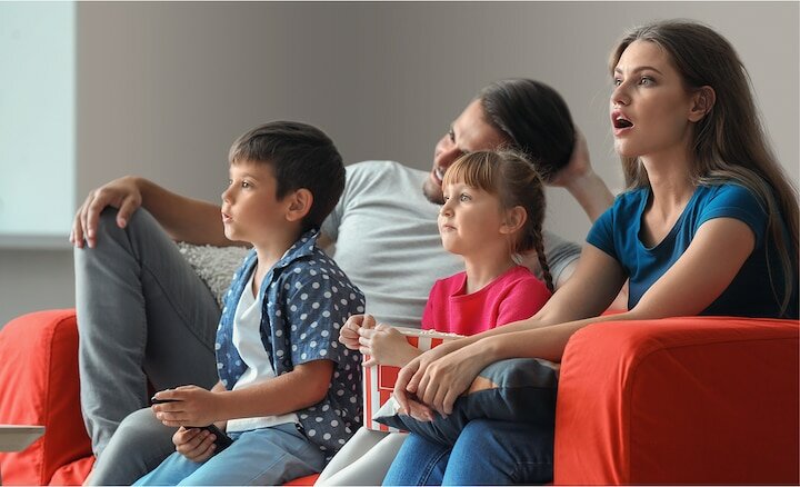 Telewizor Sony KD65X81K KD65X81KAEP widok na kobietę, mężczyznę i dwójkę dzieci siedzących na kanapie