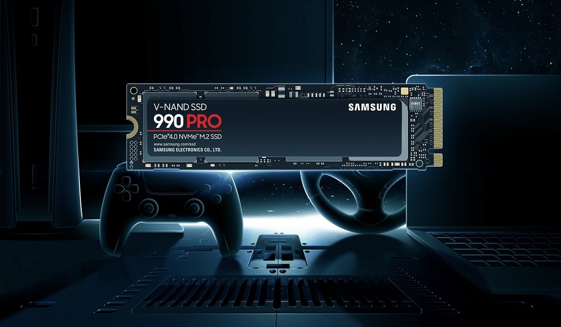 Dysk wewnętrzny Samsung 990 PRO 1TB M.2 NVMe PCIe obok pada