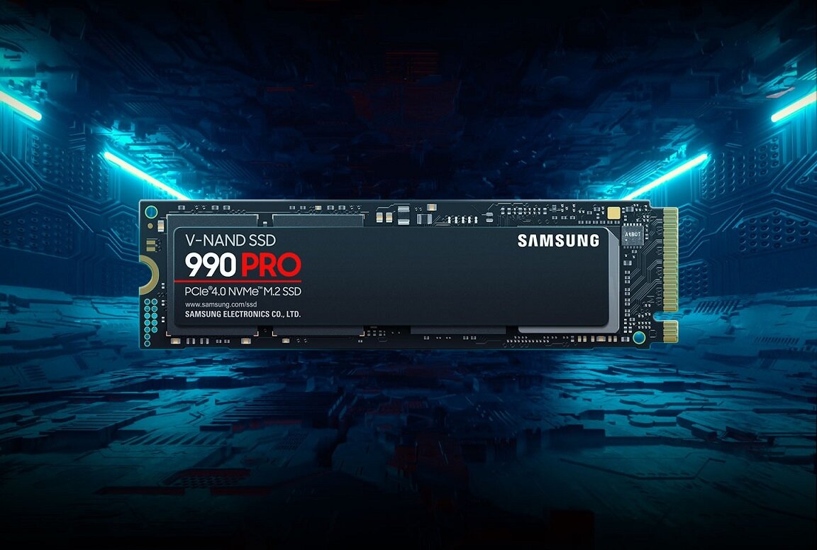 Dysk wewnętrzny Samsung 990 PRO 1TB M.2 NVMe PCIe na tle karty graficznej
