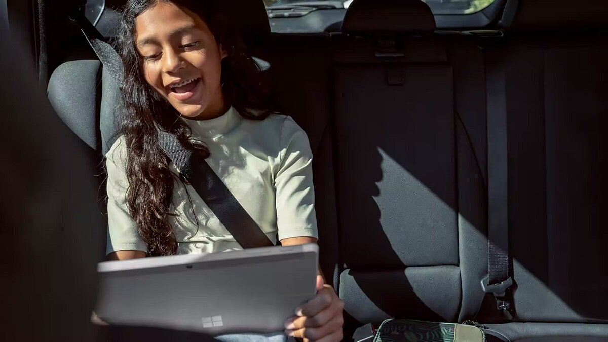 Laptop Microsoft Surface Go 3 i3-10100Y 8GB/128GB grafika przedstawia dziewczynkę używającą laptopa w samochodzie