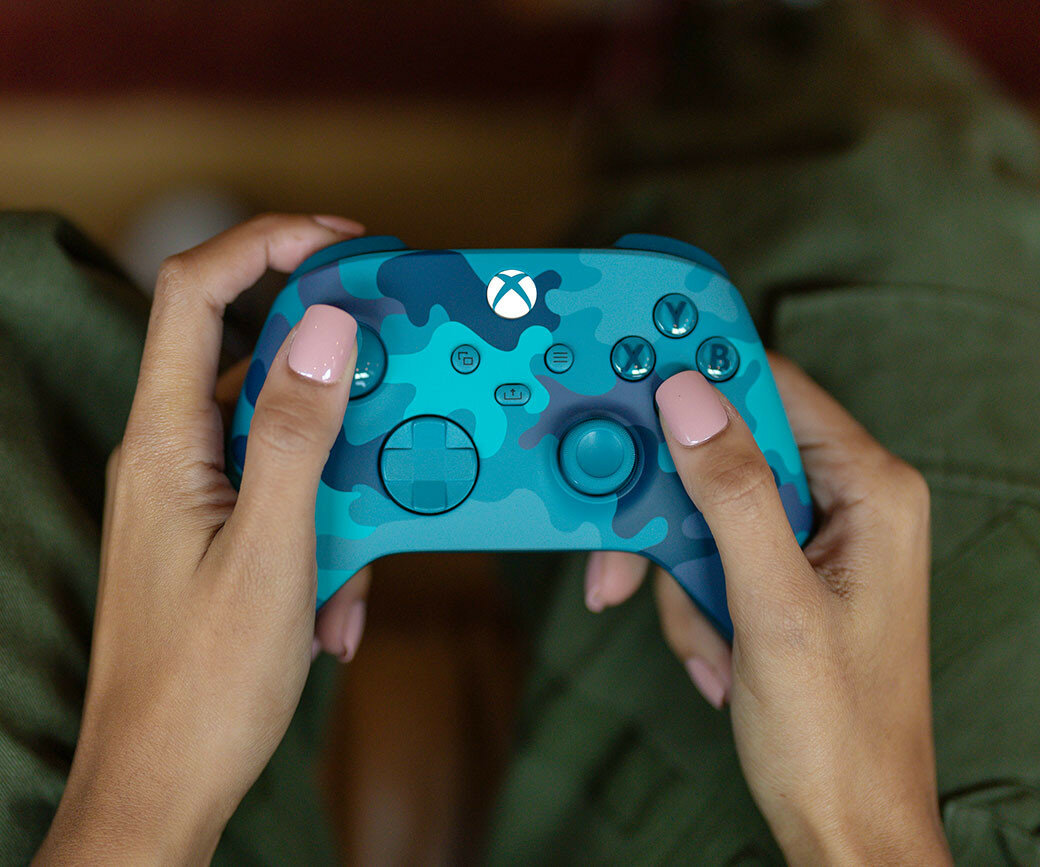 Kontroler bezprzewodowy Xbox wersja specjalna Mineral Camo' widok na kontroler w rękach