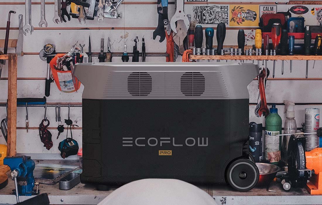 Stacja zasilania EcoFlow Delta Pro przenośna bokiem w garażu