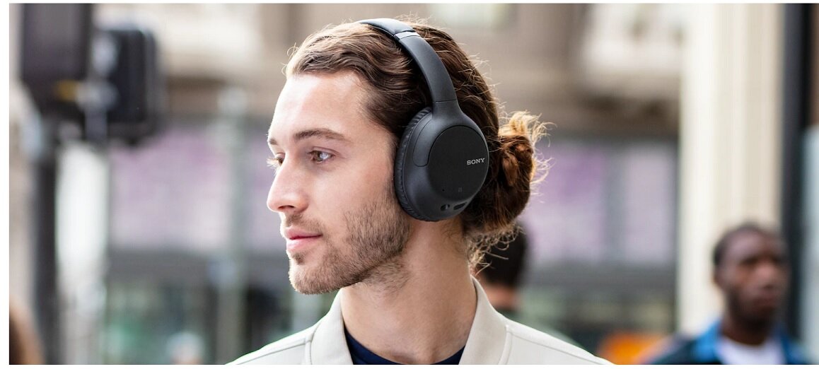 Słuchawki Sony WH-CH710N na uszach mężczyzny