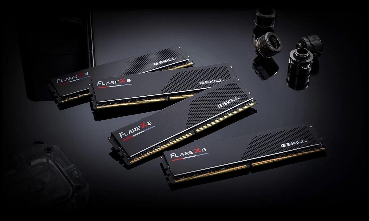 Pamięć G.SKILL Flare X5 32GB (2x16GB) 5600MHz CL36 AMD EXPO  cztery kości pamięci i elementy montażowe na blacie