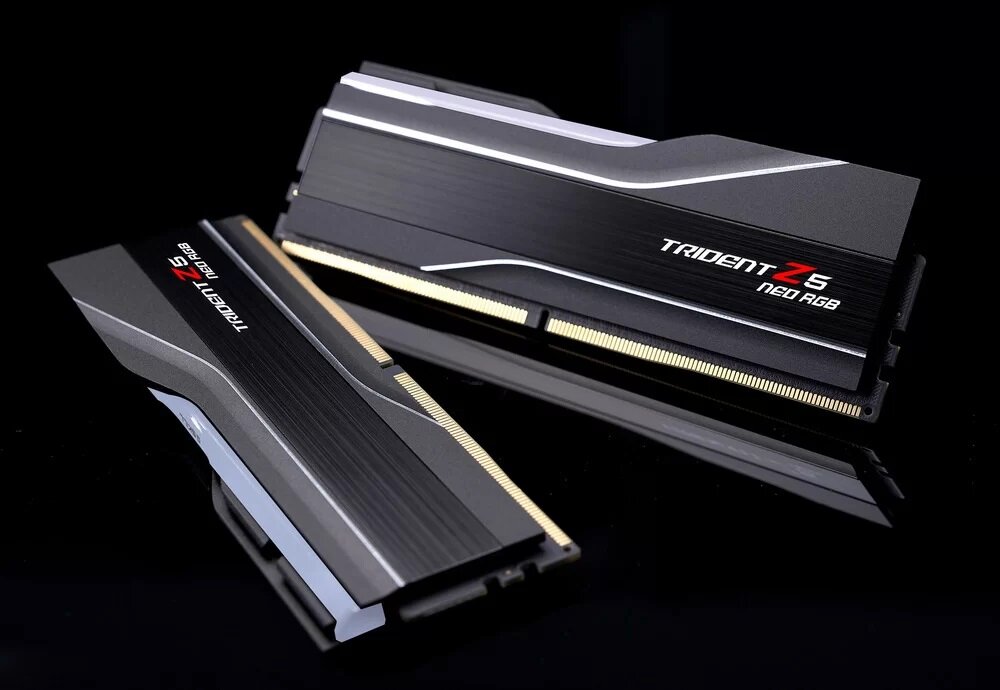 Pamięć G.SKILL Trident Z5 Neo RGB 32GB (2x16GB) 6000MHz CL36  czarna widok dwóch kości pamięci na czarnym tle