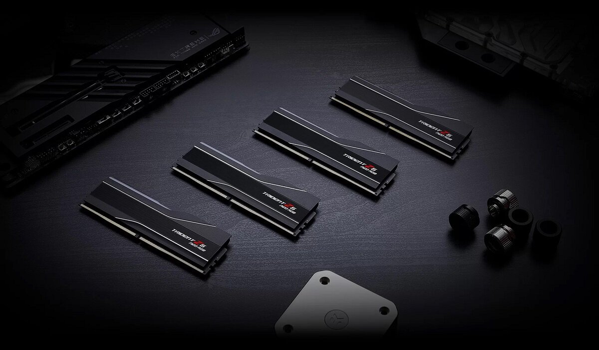 Pamięć G.SKILL Trident Z5 Neo RGB 32GB (2x16GB) 6000MHz CL36  czarna widok czterech kości pamięci z elementami montażowymi