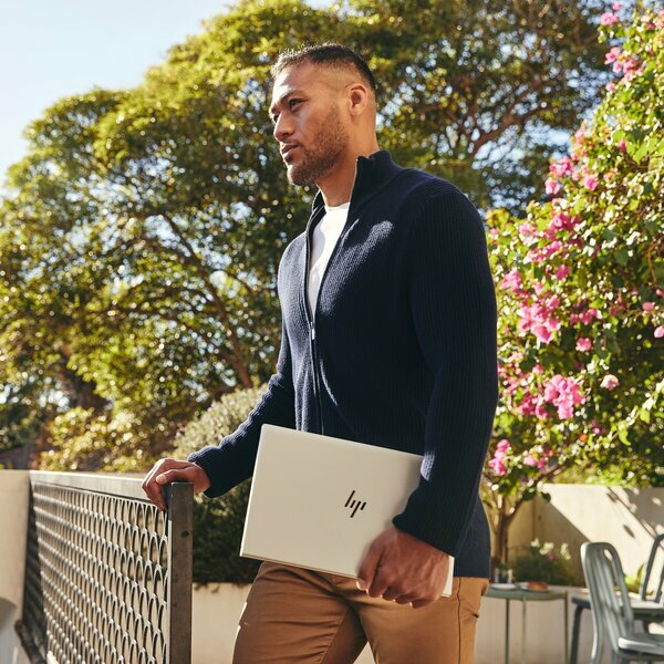 Laptop HP EliteBook 840 G8 i7-1165G7 512 GB 16 GB widok na zamkniętego laptopa w dłoni