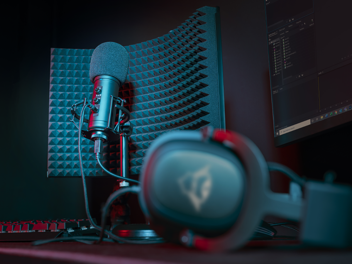 Mikrofon Trust GXT 259 RUDOX w studiu nagraniowym