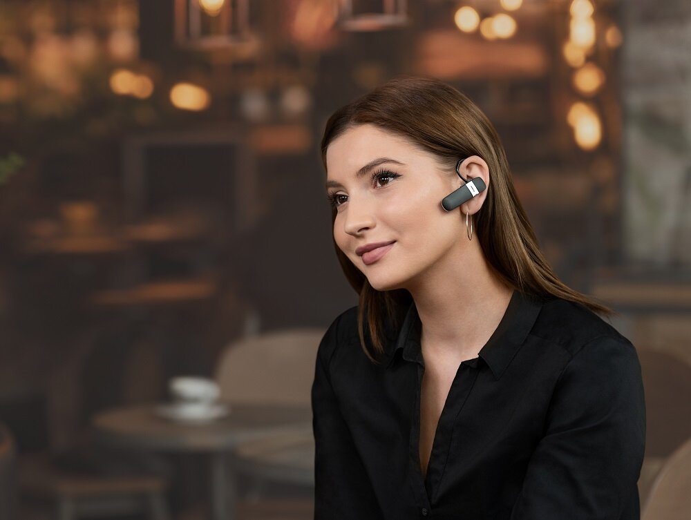 Słuchawka Jabra Talk 15 Se widok na kobietę ze słuchawką w uchu