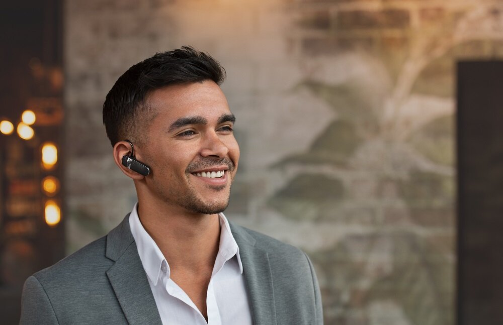 Słuchawka Jabra Talk 15 Se widok na mężczyznę ze słuchawką w uchu