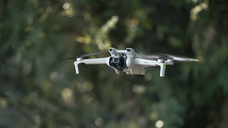 Dron DJI Mini 3 Fly More Combo CP.MA.00000610.01 widok na lecącego drona pod skosem w lewo