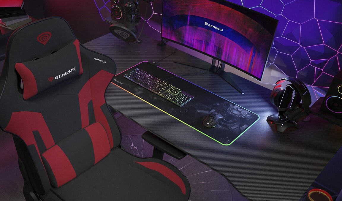 Fotel gamingowy Genesis Nitro 720 Czarno-czerwony bokiem w pokoju gamingowym
