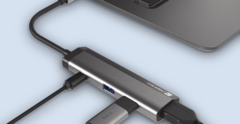 Stacja dokująca Natec Fowler Slim USB-C na stole z podłączonymi urządzeniami