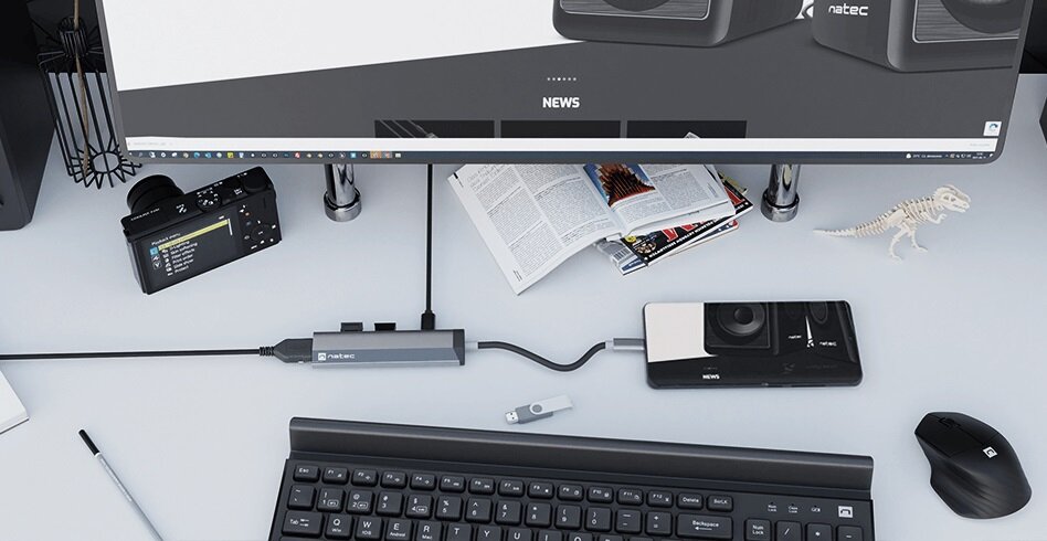 Stacja dokująca Natec Fowler Slim USB-C na biurku obok monitora