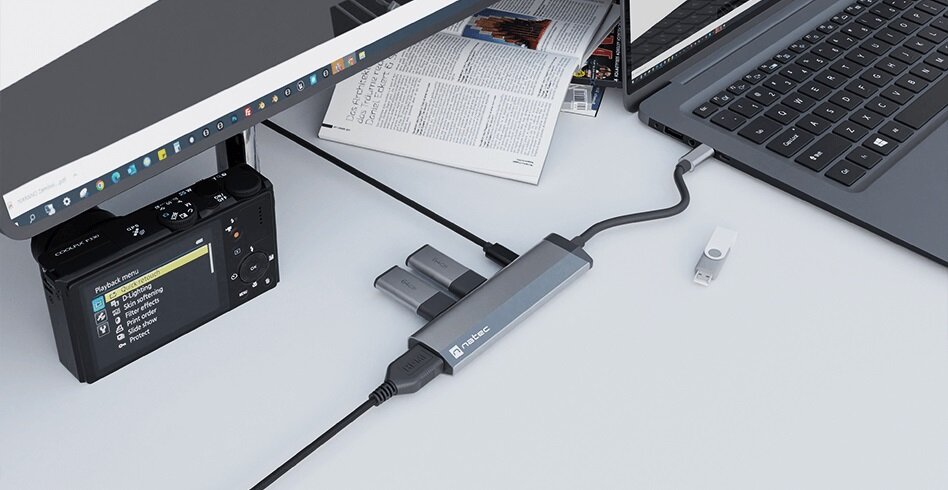 Stacja dokująca Natec Fowler Slim USB-C podłączona do laptopa i monitora