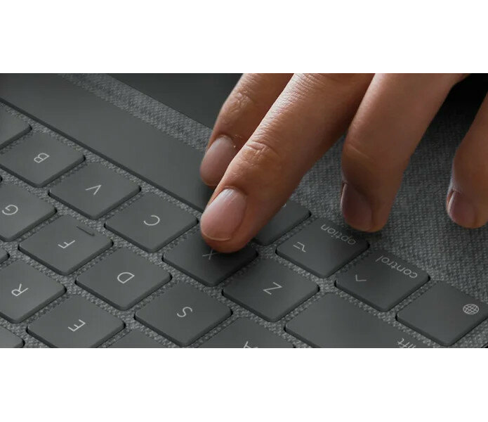 Etui Logitech Combo Touch zdjęcie palców na klawiaturze etui