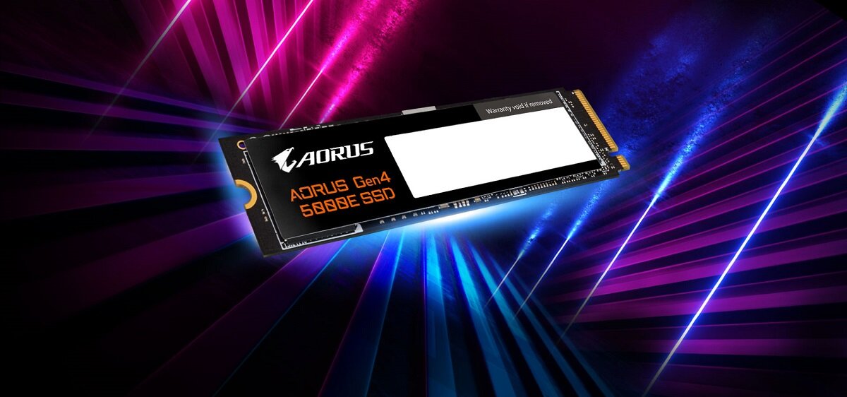 Dysk SSD Gigabyte AORUS Gen4 5000E 1TB dysk na kolorowym tle