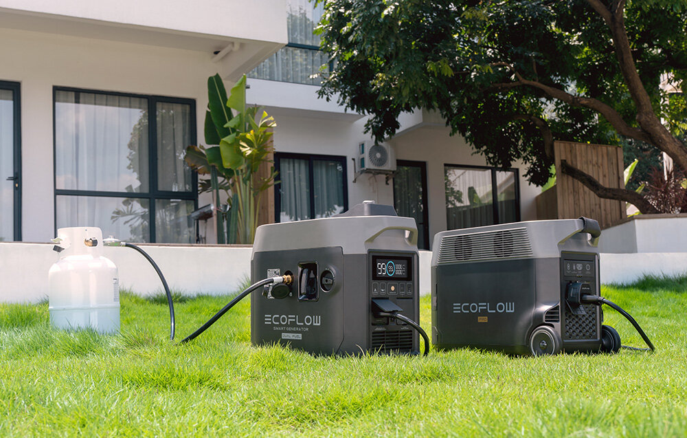 Inteligentny generator prądu EcoFlow Dual Fuel benzyna lpg widok na podłączony generator do kanistra z paliwem