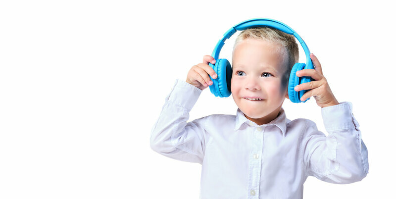 Słuchawki GoGEN DECKOSLECHYDUOB widok na chłopca ze słuchawkami na uszach