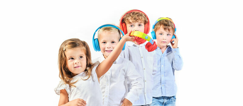 Słuchawki GoGEN DECKOSLECHYDUOB widok na dziewczynkę trzymającą słuchawki w ręku oraz na trzech chłopców ze słuchawkami na uszach