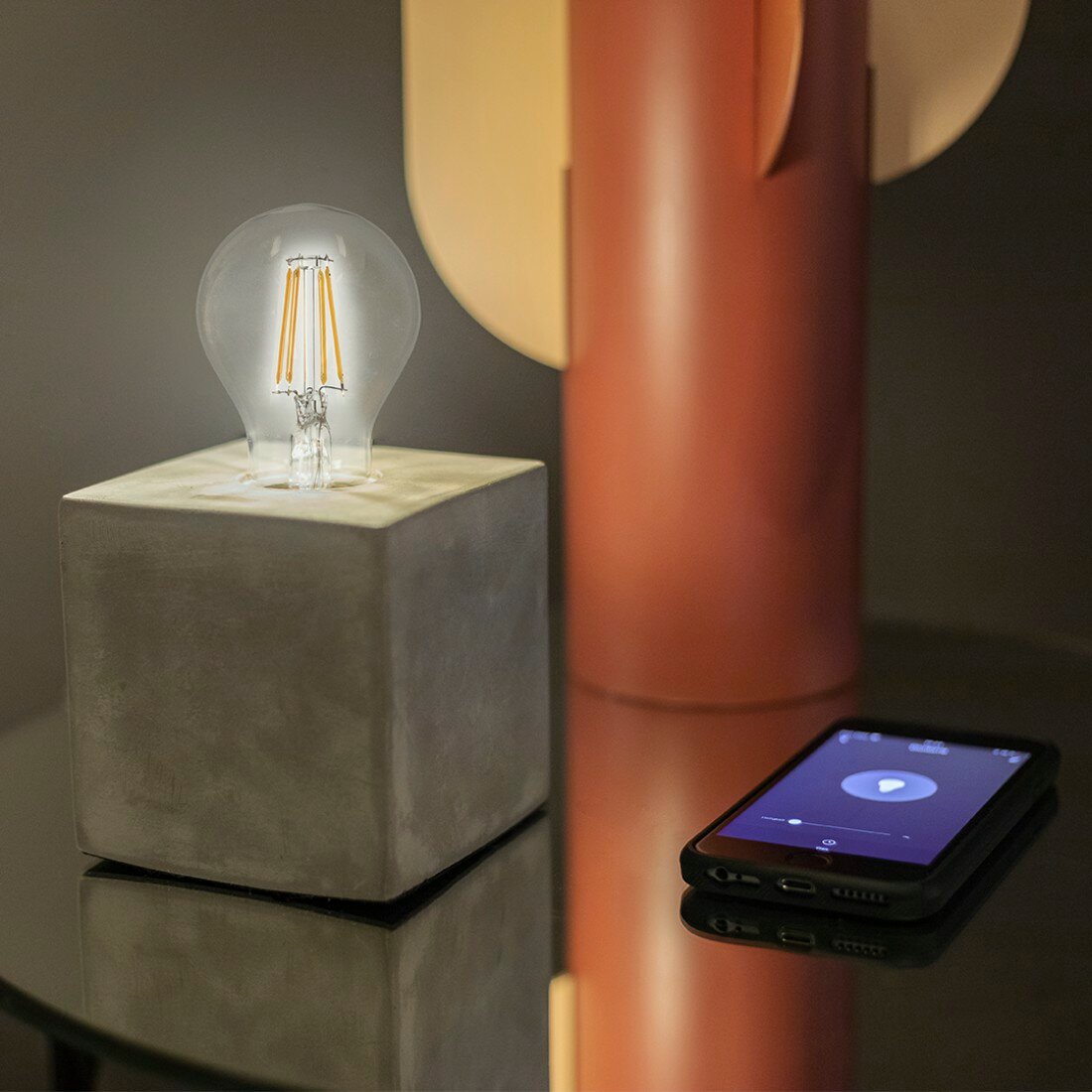 Żarówka LED WiFi Hama E27 176587 - smartfon obok świeczki