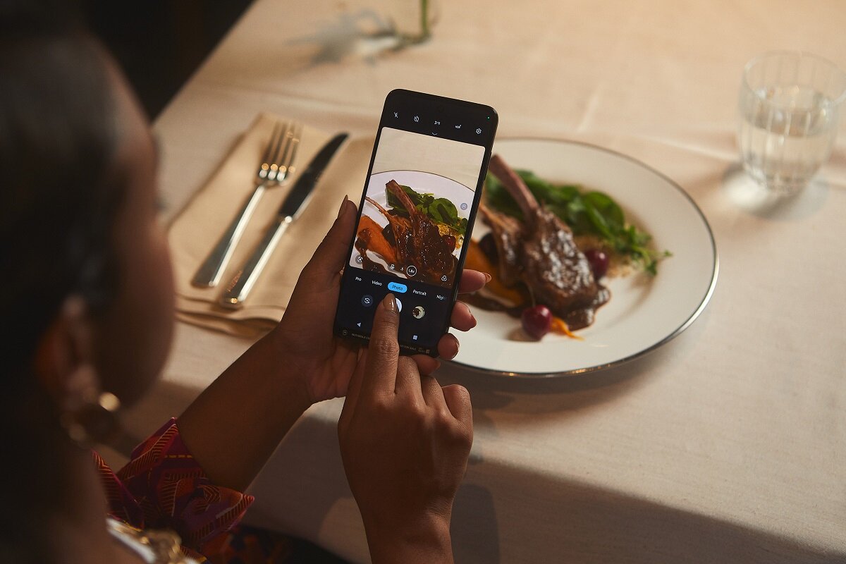 Smartfon Motorola Moto G13 używany do robienia zdjęcia jedzenia