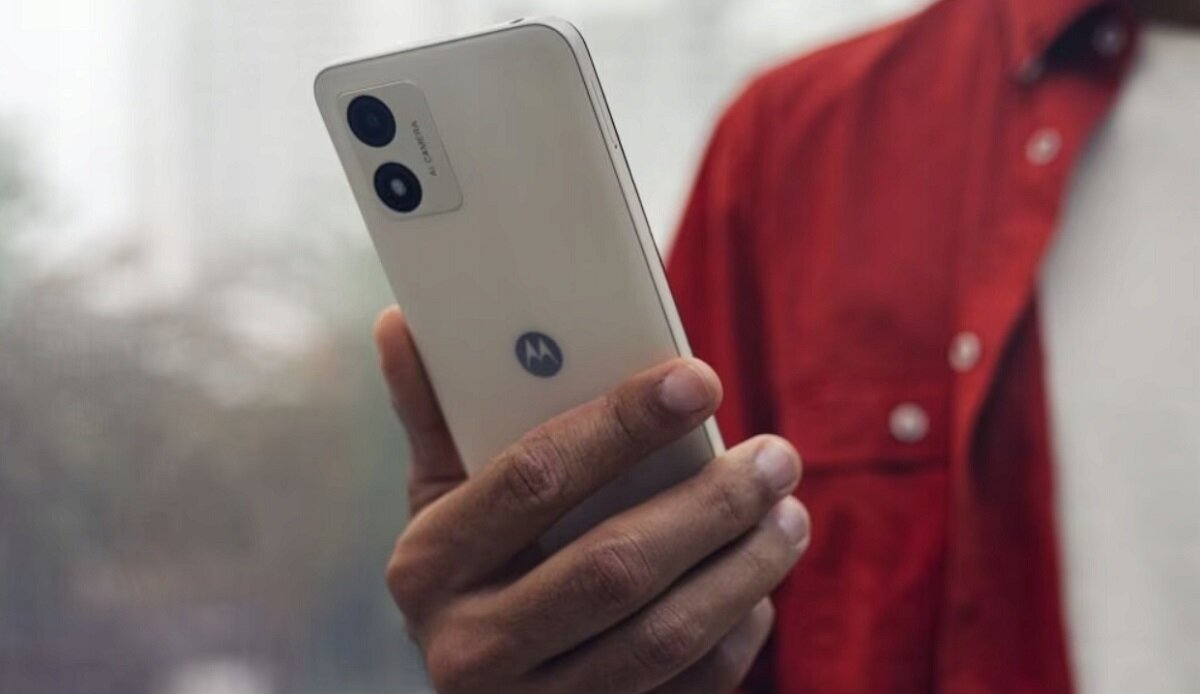 Smartfon Motorola Moto E13 2/64GB trzymany w ręce