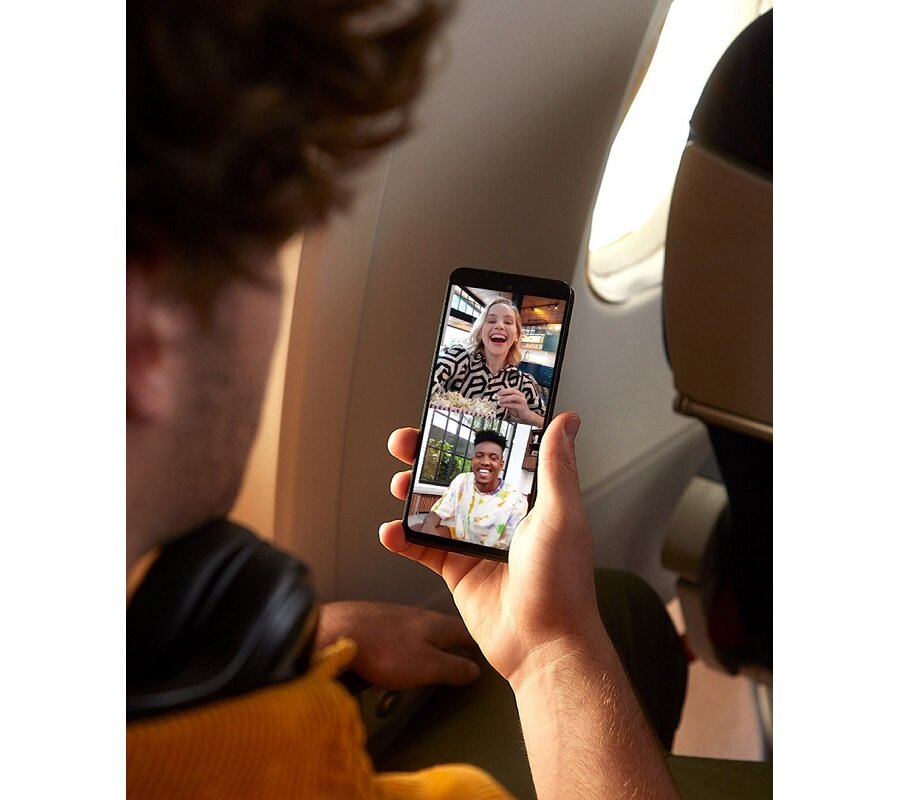 Smartfon Motorola Moto G23 widok na ekran telefonu trzymanego w ręku mężczyzny w trakcie prowadzenia wideorozmowy