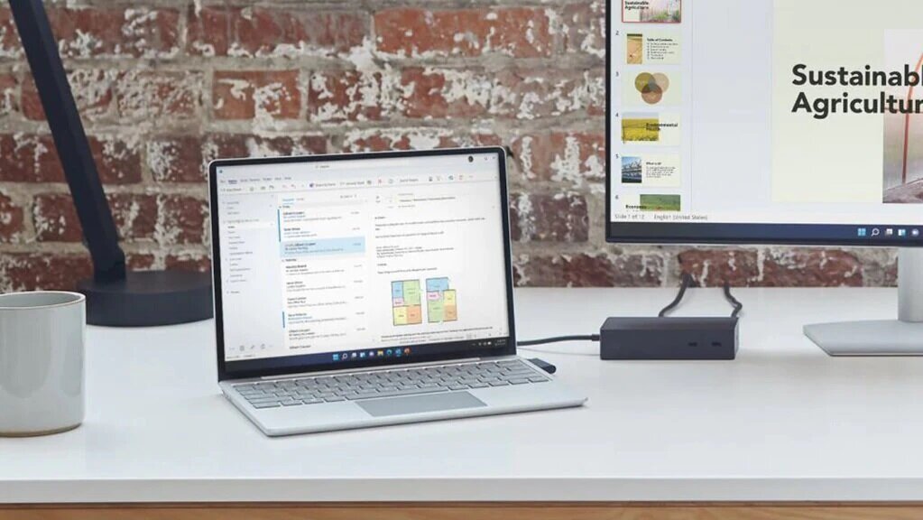 Laptop Microsoft Surface Go - lęzący na biurku