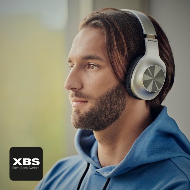 Słuchawki Panasonic RB-HX220BDEK założone przez mężczyznę