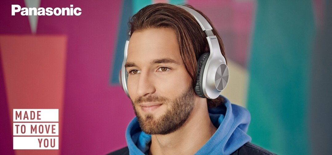 Słuchawki Panasonic RB-HX220BDEK na uszach mężczyzny