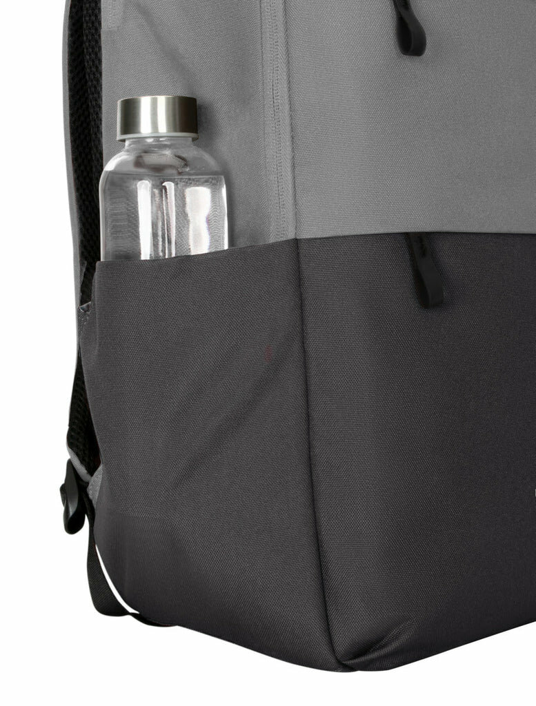 Plecak Targus Sagano EcoSmart czarno-szary grafika przedstawia zbliżenie na boczną kieszeń plecaka z butelką wody