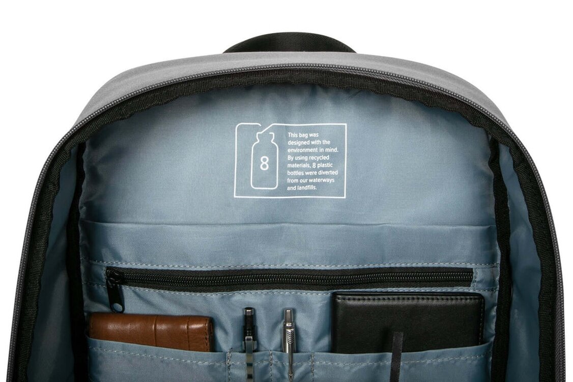 Plecak Targus Sagano EcoSmart czarno-szary grafika przedstawia zbliżenie wnętrza plecaka z przedmiotami w kieszonkach oraz napis z ilu butelek PET był zrobiony