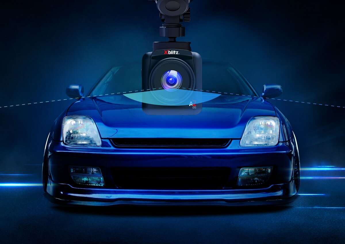 Wideorejestrator Xblitz A2 GPS widok wideorejestratora od strony obiektywu na tle samochodu z zaznaczonym kątem widzenia kamery