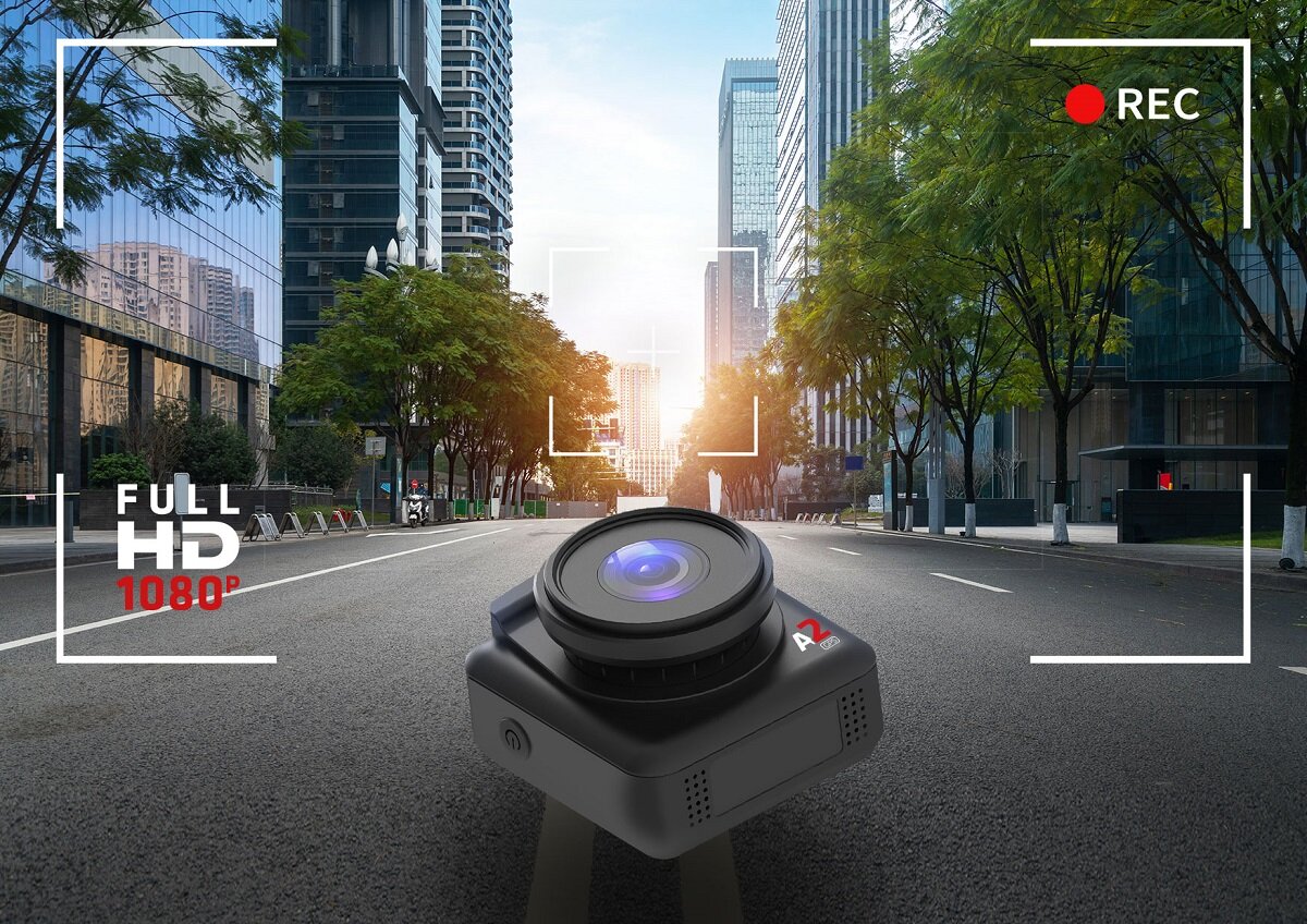 Wideorejestrator Xblitz A2 GPS widok wideorejestratora z boku na tle ulicy