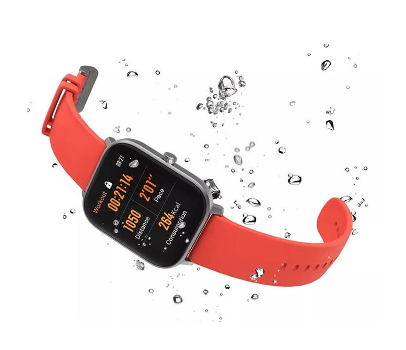 Smartwatch Amazfit GTS A1914/RD pod skosem w lewo z kroplami wody na zegarku i wokół niego