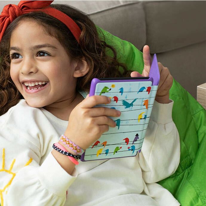 Czytnik e-Booków Amazon Kindle 10 Kids różowy widok na czytnik w rękach tył