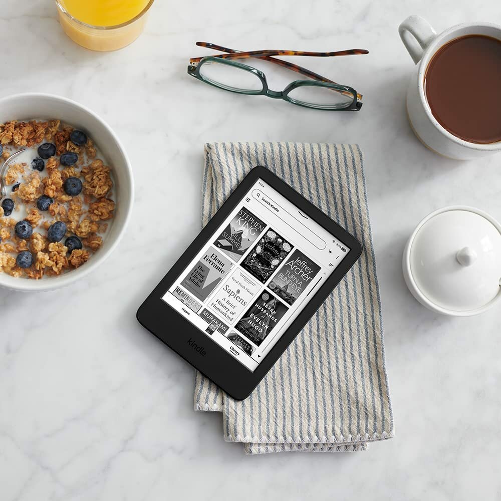 Czytnik e-Booków Amazon Kindle 11 lęzący na stole