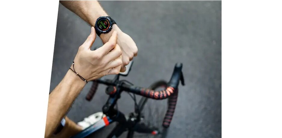 Smartwatch Garett GRS Zielony na ręku rowerzysty