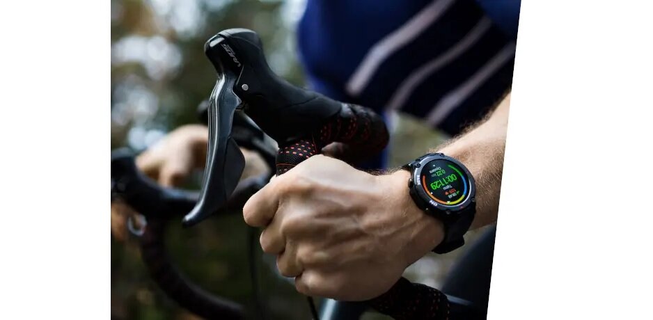 Smartwatch Garett GRS Zielony - na ręku rowerzysty