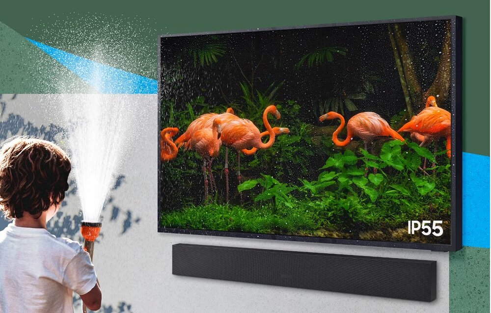 Telewizor Samsung The Terrace QE65LST7T 65' widok na telewizor ochlapany wodą z węża ogrodowego