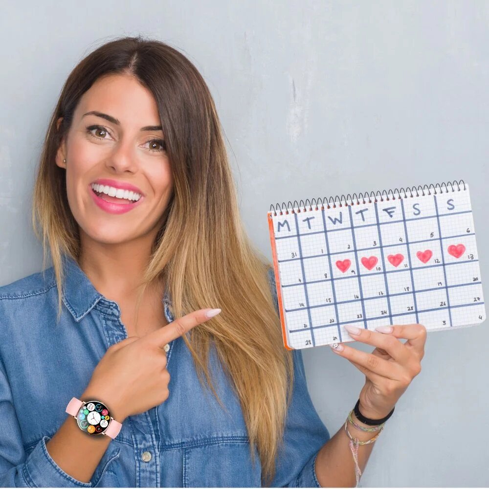 Smartwatch Manta Alexa Damski Złoty - kobieta trzymająca kalendarz