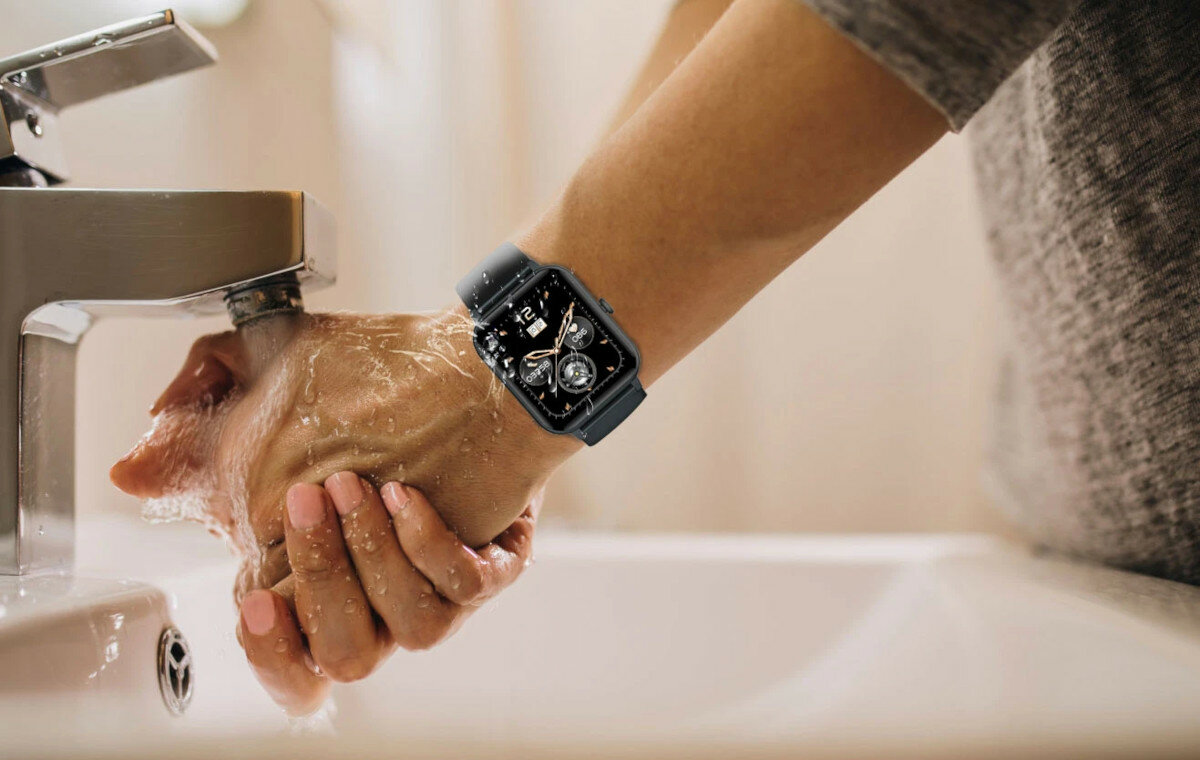 Smartwatch Blackview R3 max czarny zegarek na ręku podczas mycia rąk